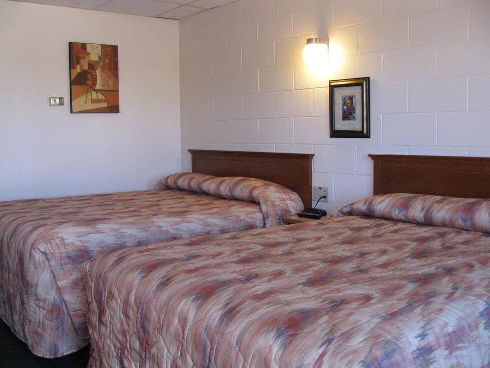 Econo Lodge Inn & Suites Pincher Creek Exterior foto