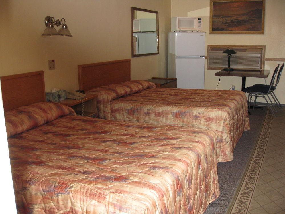Econo Lodge Inn & Suites Pincher Creek Exterior foto