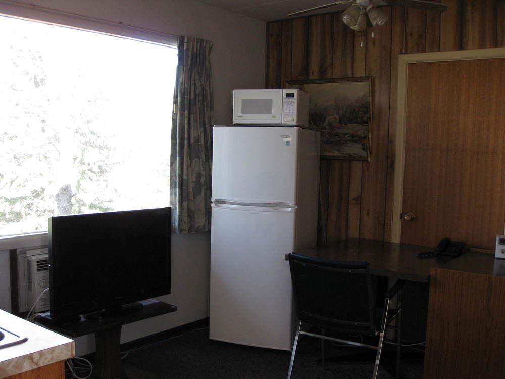 Econo Lodge Inn & Suites Pincher Creek Exterior foto