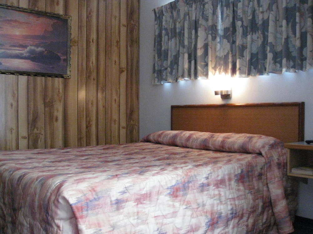 Econo Lodge Inn & Suites Pincher Creek Exterior foto