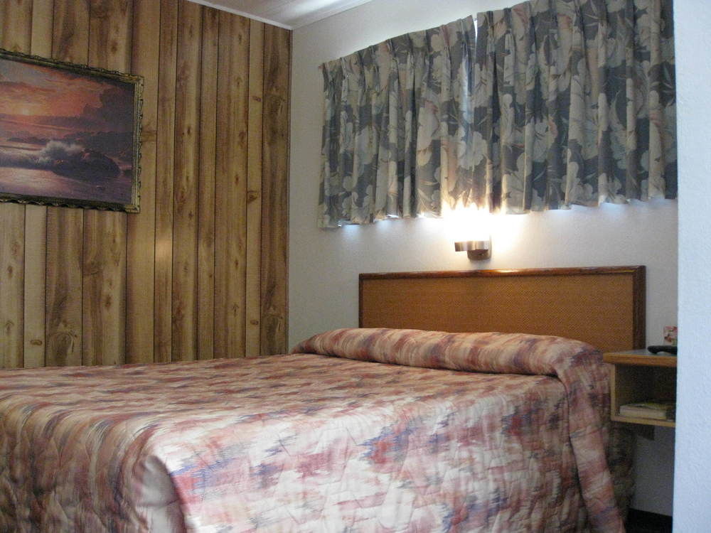 Econo Lodge Inn & Suites Pincher Creek Exterior foto