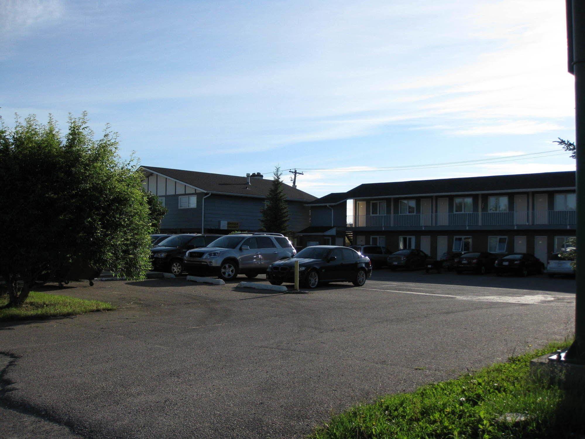 Econo Lodge Inn & Suites Pincher Creek Exterior foto