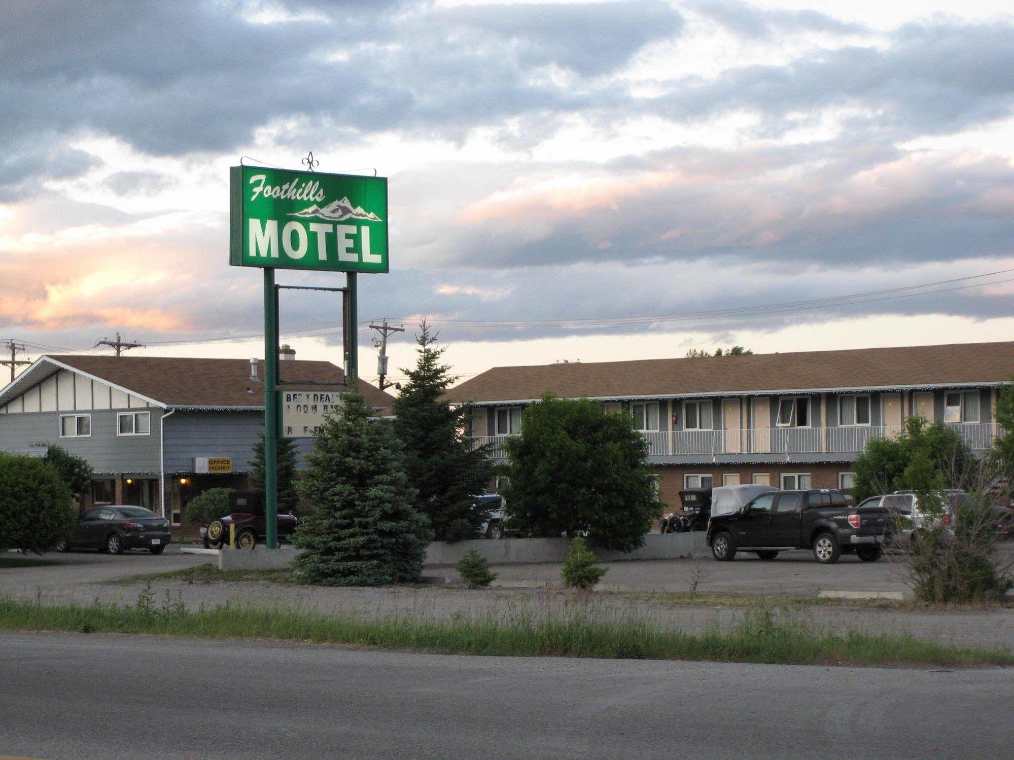 Econo Lodge Inn & Suites Pincher Creek Exterior foto